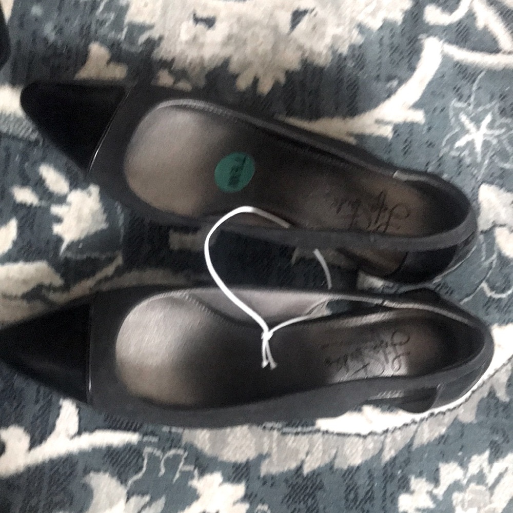 Black pump shoes